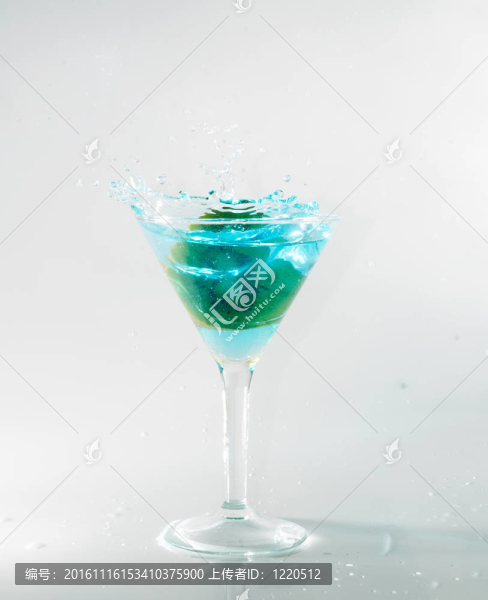 在藍色馬蒂尼上白色