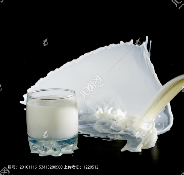 飛濺在牛奶玻璃