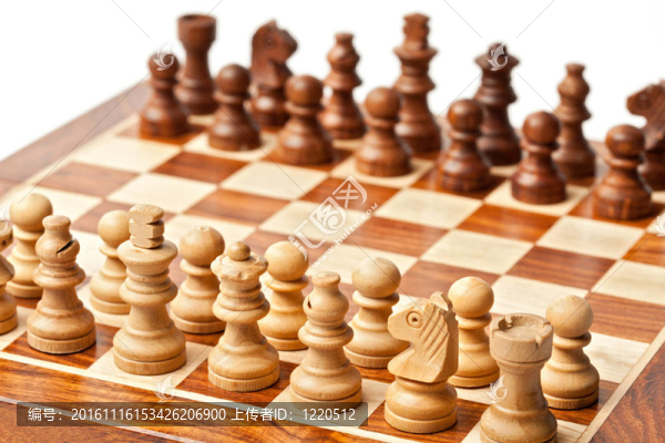 木制的棋子在棋盤。
