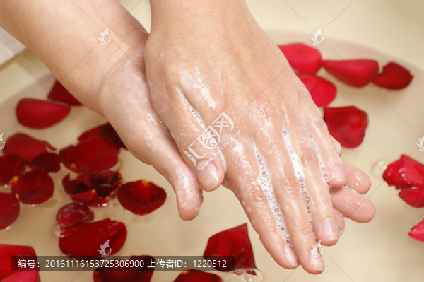 年輕女子用肥皂沫洗手