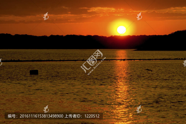 太陽(yáng)下山了