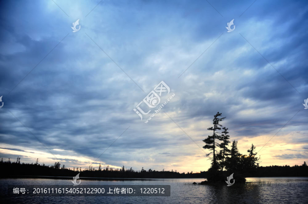 黃昏時(shí)偏僻荒野湖泊上的風(fēng)景島