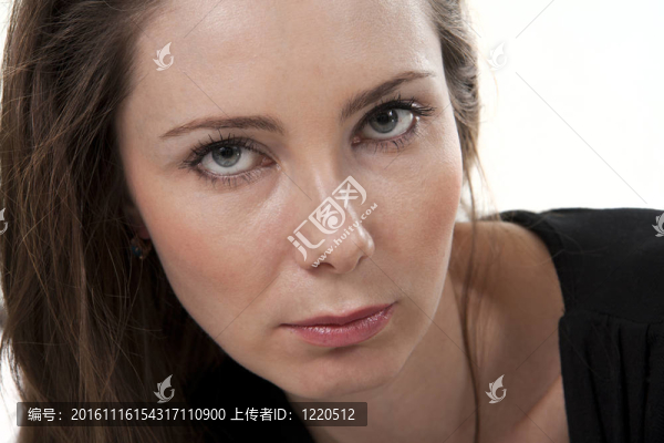 穿著黑色連衣裙的女人。