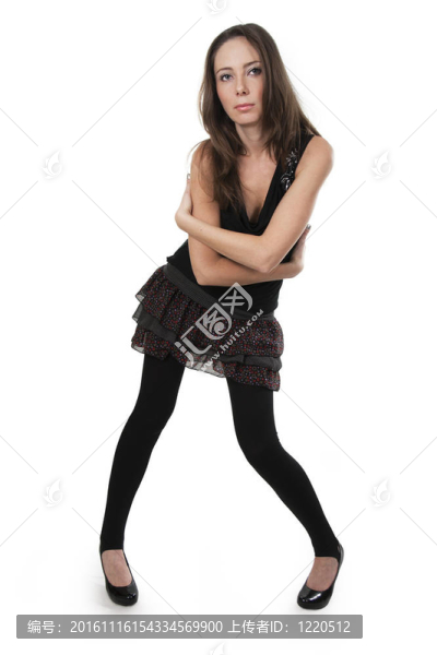 穿著黑色連衣裙的女人。
