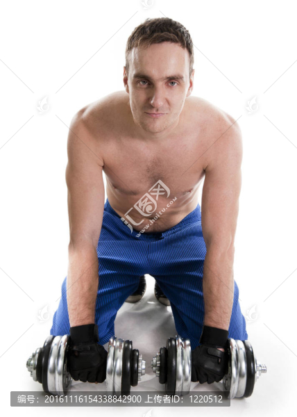 男人舉啞鈴。