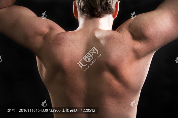 男人舉啞鈴。