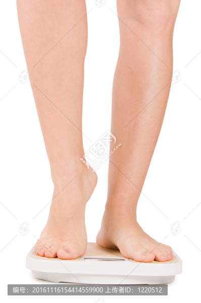女性腳在白色的鱗片上隔離