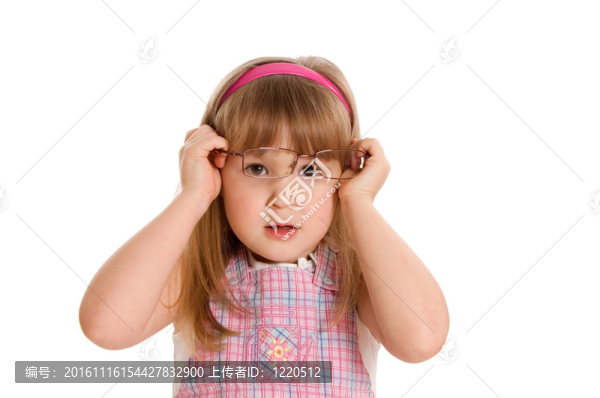 白色背景下的小女孩