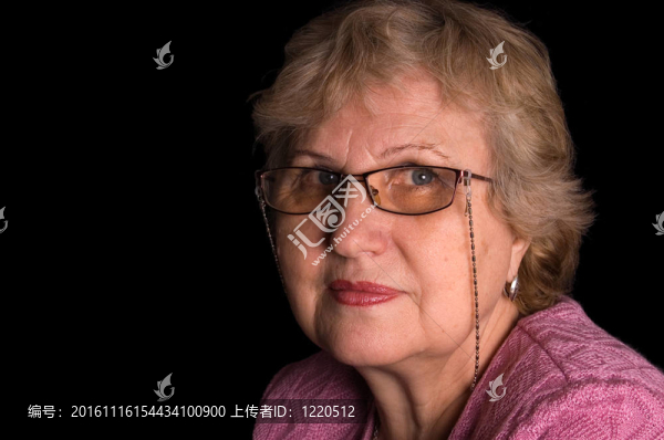 黑色背景上的老年婦女