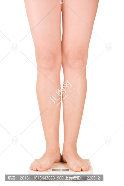 女性腳在白色的鱗片上隔離