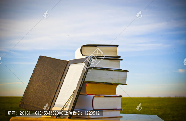 桌上放置電子書閱讀器