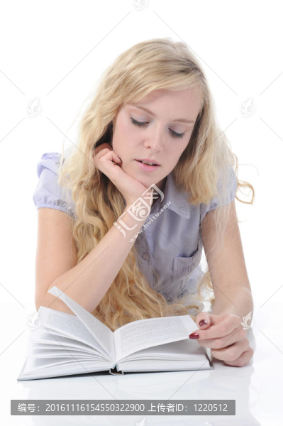 年輕女孩閱讀書