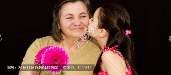 孫女親吻奶奶