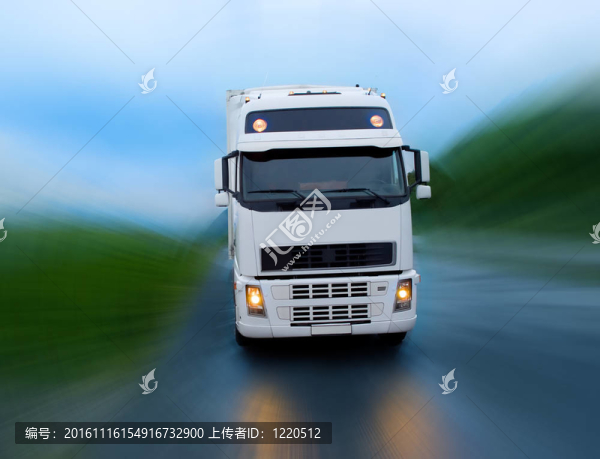 卡車在夜間道路上的運動