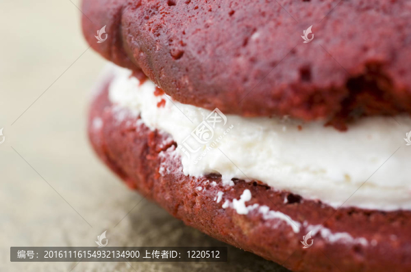 靠近紅色天鵝絨whoopie餡餅