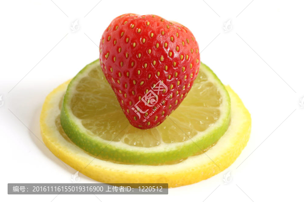 檸檬和石灰片上的草莓