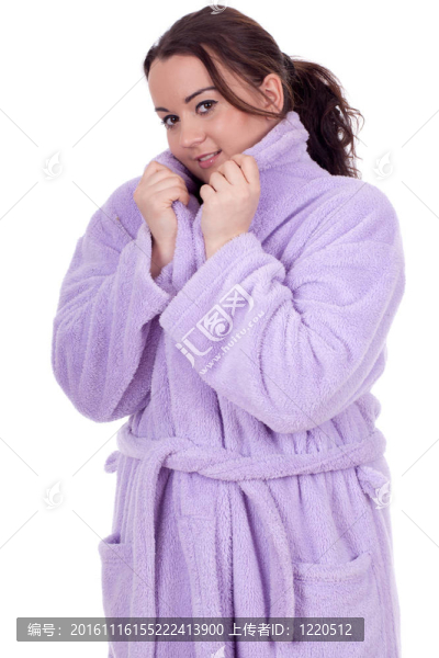 黑頭發(fā)超重；在浴袍的胖女人