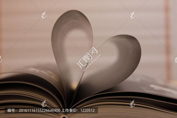 書頁打開心形的陰影；