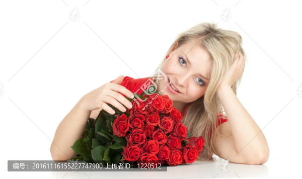 美麗的年輕女子與一束紅玫瑰