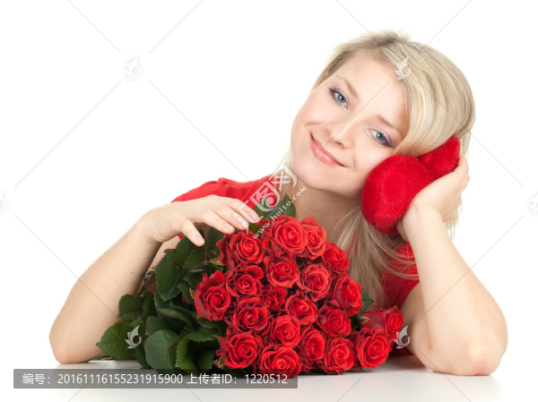 美麗的年輕女子與一束紅玫瑰