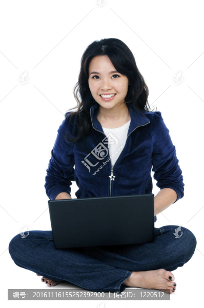 帶筆記本電腦的開朗的女人