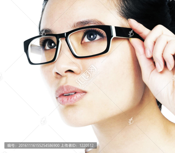 漂亮的女人抱著她的眼鏡