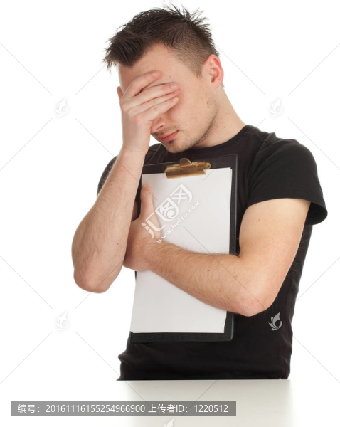 年輕的羞恥男子在黑色襯衫保持空白剪貼板