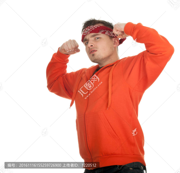 站在橙色運(yùn)動衫和頭巾的年輕人