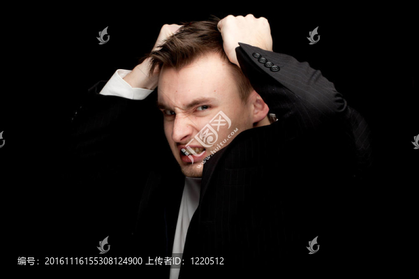 穿著黑色西裝的狂暴商人；黑色背景