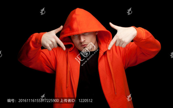 站在年輕人在橙色運(yùn)動(dòng)衫和黑色的背景罩；