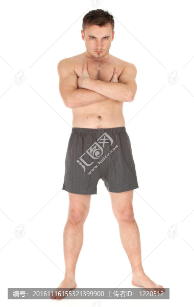 赤裸的年輕人交叉雙臂站立