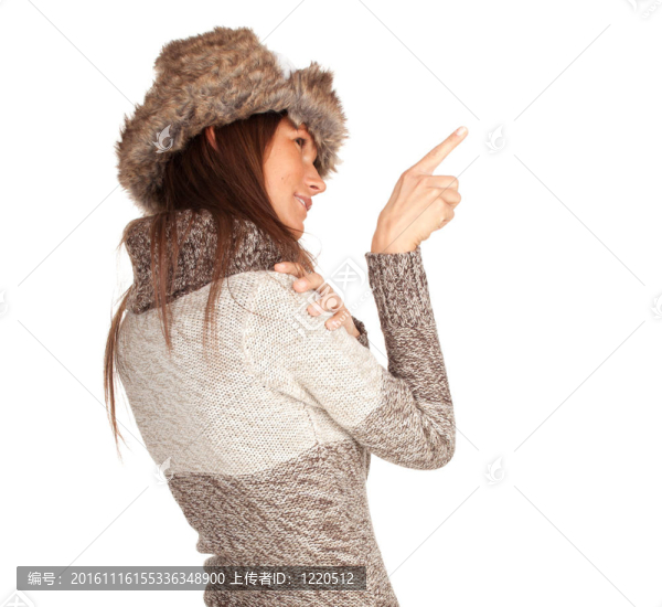 穿著白色冬帽和灰色暖和毛衣的年輕女子；指