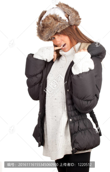 年輕漂亮的棕色女人戴著溫暖的冬帽和黑色外套