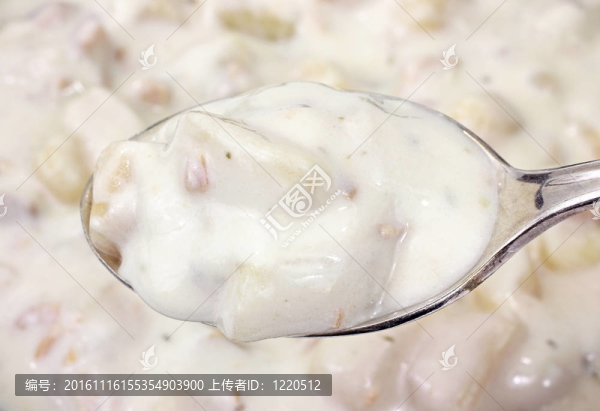 勺子滿滿的蛤蜊濃湯