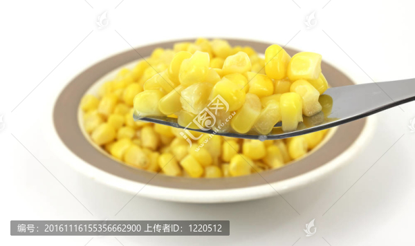 裝滿玉米的叉子