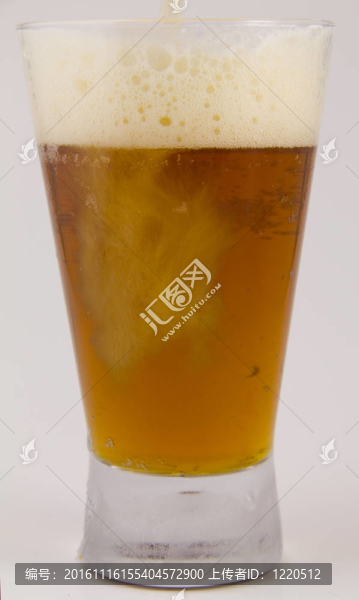 冷啤酒倒在冷冰冰的玻璃