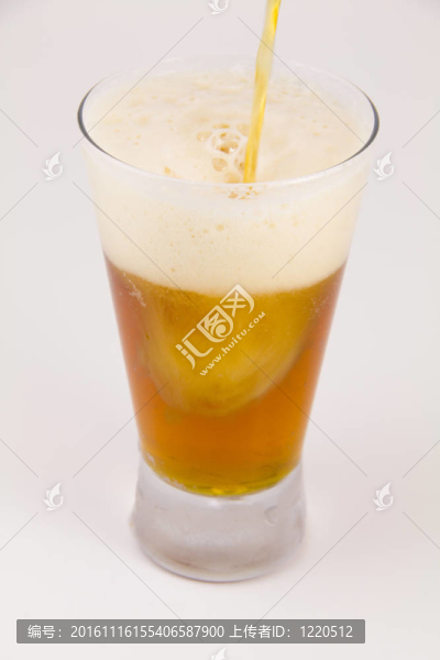 啤酒倒在泡沫玻璃