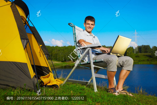 男子與筆記本電腦戶外