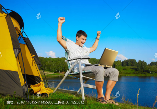 男子與筆記本電腦戶外