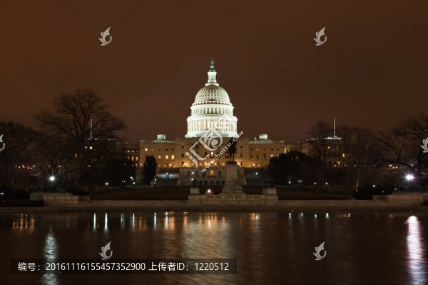美國首都大廈在夜間