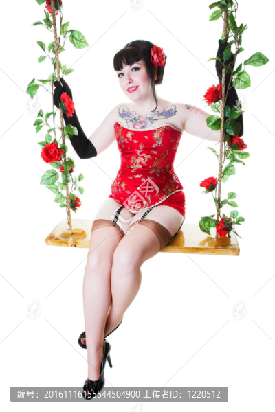 美女在秋千上