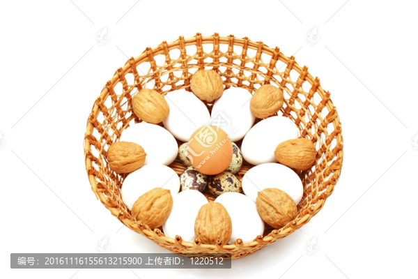 雞蛋和鵪鶉蛋在籃子里用堅(jiān)果