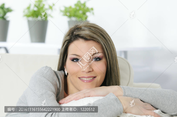 美麗的金發(fā)女人在家放松