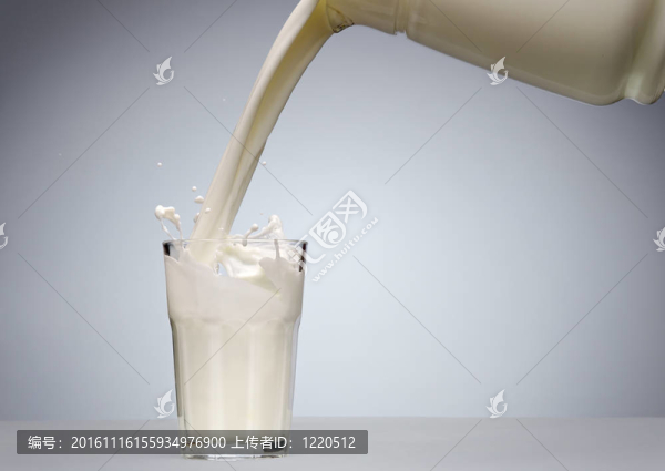潑一杯牛奶濺起