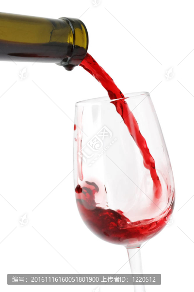 酒倒入玻璃杯