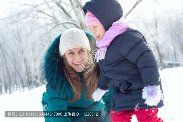 母親和孩子在美麗的冬日享受戶外活動