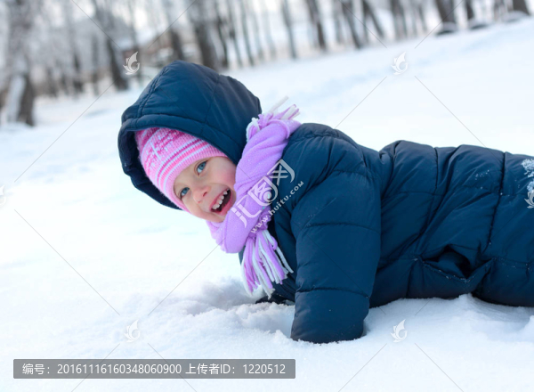 小女孩在冬天的粉紅色帽子在雪地公園
