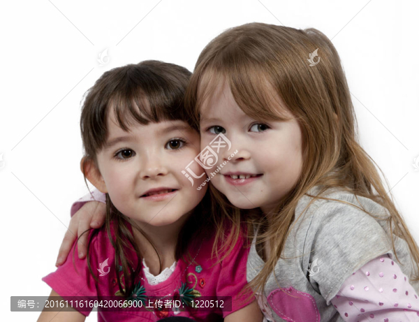 白色背景上的兩個可愛的小女孩