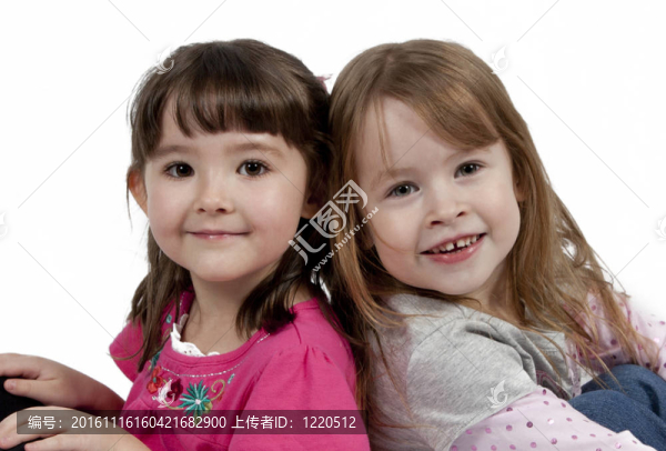白色背景上的兩個可愛的小女孩