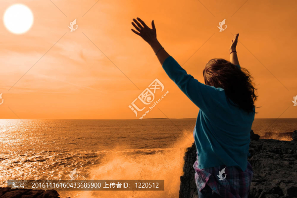 一個(gè)孤獨(dú)的女人懷著敬畏的心情，在燦爛的陽光下，在克萊爾-愛爾蘭的懸崖邊掀起了強(qiáng)大的波浪。
